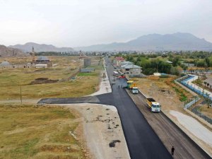 Van Büyükşehir Belediyesinden Yol Asfaltlama Çalışması