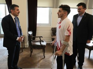Vali Atay Şampiyonu Ağırladı