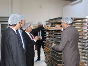 Kamu Kurumları İçin Öğrenciler Günlük 15 Bin Ekmek Üretiyor