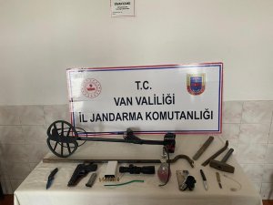 Çaldıran’da Ruhsatsız Kazı Yapan 3 Kişi Yakalandı