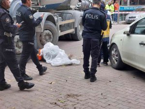 Kedilere Yem Vermek İçin Çıktığı Sokakta Beton Mikseri Altında Kaldı
