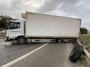 Kartal’da Lastiği Çıkan Kamyon Bariyerlere Çarptı: Trafik Felç Oldu
