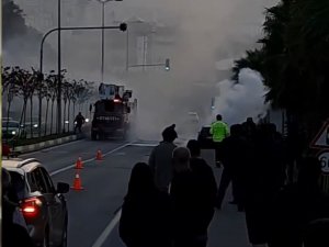 Akaryakıt İstasyonlarının Karşısında Araç Alev Alev Yandı