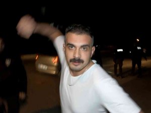 Alkollü Çıktı, Basın Mensubunu Darp Edip Kamerasını Kırdı