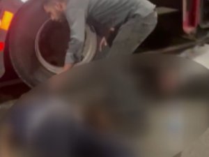 Lastik Değiştiren Tır Sürücülerine Otomobil Çarptı: 4 Yaralı