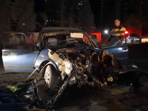 Park Halindeki Tıra Çarpan Otomobil Hurdaya Döndü: 1 Yaralı