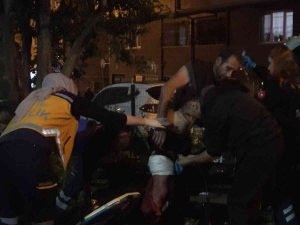 Parkta Bıçaklı Kavga: Baba Ve 2 Oğlu Yaralandı