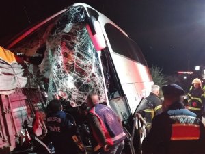Amasya’da Yolcu Otobüsü İle Kamyon Çarpıştı: 2 Ölü, 19 Yaralı
