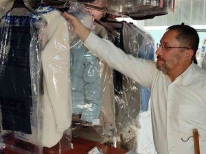 Yıllardır Müşterilerinin Unuttuğu Kıyafetleri Saklıyor