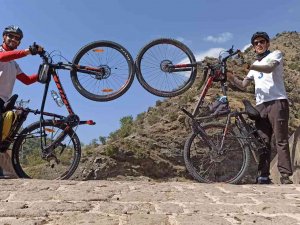 Van’da Bisiklet Tutkunları Zirel Vadisi’ni Pedalladı