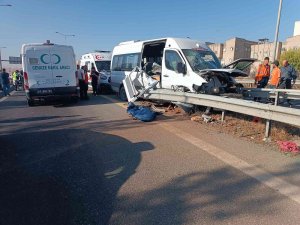 İ̇şçi Servisi Bariyerlere Saplandı: 1 Ölü, 5 Yaralı
