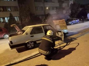 Park Halindeki Otomobil Alev Alev Yandı