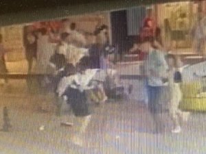 Fatih’te 5 Kişinin Yaralandığı Silahlı Kavganın Güvenlik Kamerası Görüntüleri Ortaya Çıktı