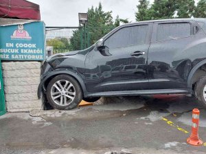 Bakırköy’de Kontrolden Çıkan Araç Büfeye Daldı