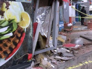 Kartal’da Kontrolden Çıkan Taksi Atm’lere Ve İş Yerine Daldı