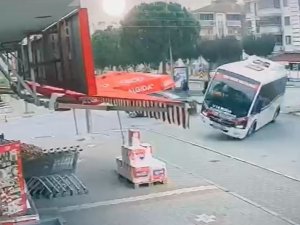 Minibüsün Devrildiği Kaza Anları Kameraya Yansıdı