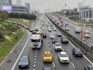 İ̇stanbul’da Yağmur Nedeniyle Trafik Yoğunluğu Yaşanıyor