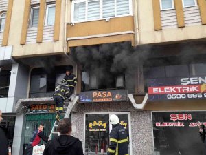 Apartmanda Çıkan Yangın Paniğe Yol Açtı