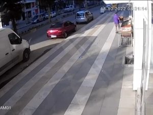 Marketin Önünden Bir Kasa Ekmeğin Çalındığı Anlar Güvenlik Kamerasına Yansıdı