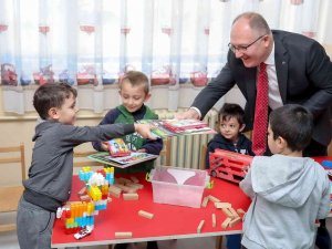 Başkan Bilgin’den Öğrencilere Kitap Hediyesi