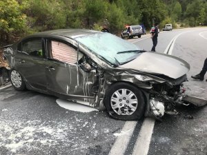 Antalya’da 2 Araç Çarpıştı: 3 Yaralı