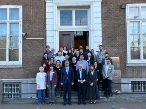 Bakan Özer, Ylsy Bursuyla Hollanda’da Eğitim Alan Öğrencilerle Bir Araya Geldi