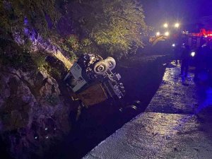 Kapağı Açılmayan Kamyonet Dereye Uçtu, Kamyonet Sürücüsü Yaralandı