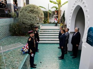 Macron, Paris’teki Büyük Camii’yi Ziyaret Etti