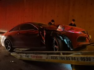 Otomobil Yolcu İndiren Otobüse Çarptı: 1 Yaralı
