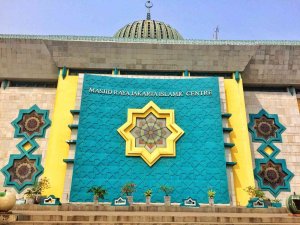 Endonezya’da Cami Kubbesi Önce Yandı Sonra Çöktü