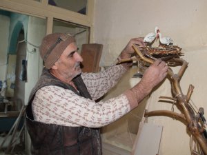 Tahta Parçaları Emekli Edebiyat Öğretmeninin Elinde Şekilleniyor