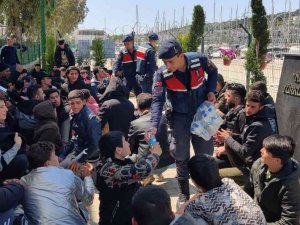 İ̇zmir’de 9 Ayrı Göçmen Kaçakçılığı Operasyonunda 180 Düzensiz Göçmen Yakalandı