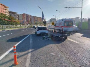 Otomobil İle Motosiklet Çarpıştı: 1 Yaralı