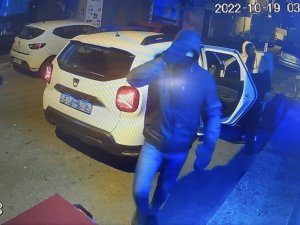 İ̇stanbul’da Komedi Filmlerini Aratmayan Anlar Kamerada: Hırsızlar Kaçarken Suç Ortağını Unuttu