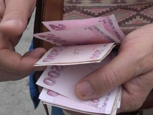 Çaresiz Kaldı, Çaresiz Bırakmadı: Yolda Bulduğu Para Dolu Çantayı Karakola Teslim Etti