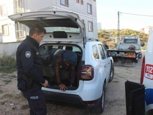 ‘Dur’ İhtarına Uymayan Araçtan Kaçak Göçmenler Çıktı