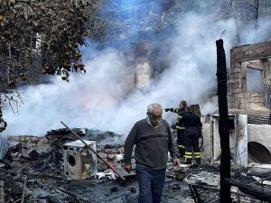 Artvin’de Gece Çıkan Yangında 3 Ev Kullanılamaz Hale Geldi
