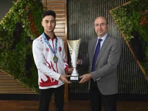 Başkan Pekyatırmacı Milli Sporcu Ve Aileleri İle Buluştu