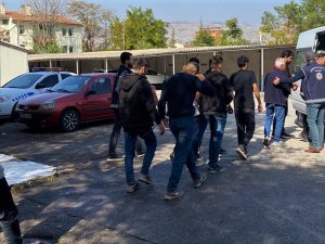 Kamyonetin Kasasında 18 Kaçak Göçmen İle 3 Organizatör Şüphelisi Yakalandı