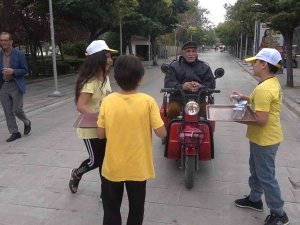 Öğrenciler Vatandaşlara Su Dağıttı