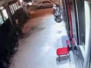 Eyüpsultan’da Tramvay Ve Otomobil Çarpıştı, O Anlar Kameraya Yansıdı
