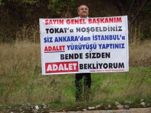 Kılıçdaroğlu’nun Kaldığı Otelin Karşısında "Adalet İstiyorum" Diye Pankart Açtı