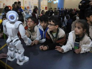 Erzurum Bilim Şenliğinde Öğrencilerin Dikkatini Çeken Robot
