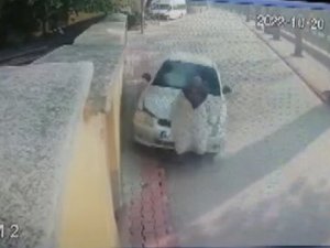 Evine Giden Yaşlı Kadını Kontrolden Çıkan Otomobil Ezdi