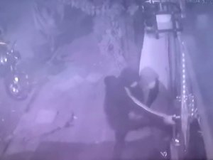 Taş Ve Tekme İle Camı Kırıp Dükkanı Soydular