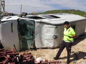 Freni Boşalan Minibüs Şarampole Yuvarladı