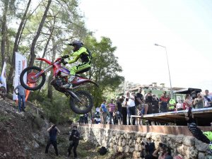 32 Ülkeden 350 Sporcunun Katıldığı Etkinlikte Vatandaşlara Çekilişle Kask Dağıtıldı