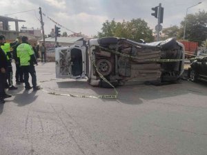 Otomobille Kamyonet Çarpıştı: 8 Yaralı