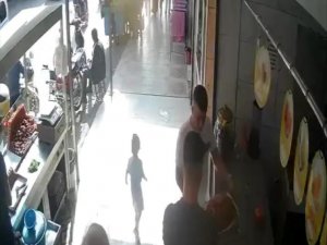 Annesinin Kaldırıma Bıraktığı Çocuk Az Kalsın Kamyonetin Altında Eziliyordu