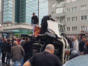 Devrilen Minibüsten Burunları Kanamadan Çıktılar